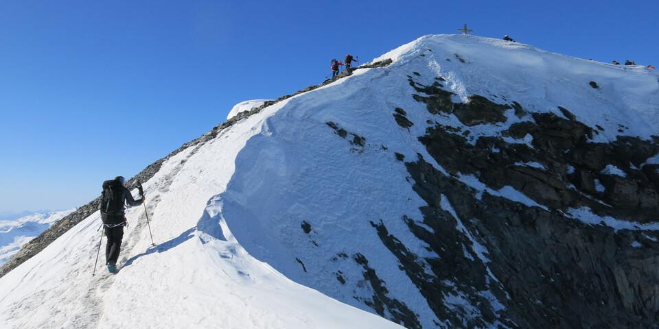 Die letzten Schritte zu Fuß zum Hauptgipfel des Tödi, dem Piz Russein, der durch seine Position und Höhe eine großartige Aussicht auf viele Gipfel der Schweizer Alpen bietet. Foto: Christine Kopp