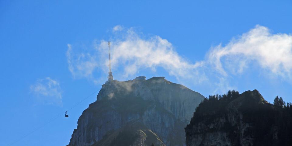Während von Brülisau aus bereits die erste Gondel zum Hohen Kasten schwebt, umspielen noch die letzten dünnen Nebelschwaden aus dem Rheintal den Gipfel. Foto: Silvia Schmid