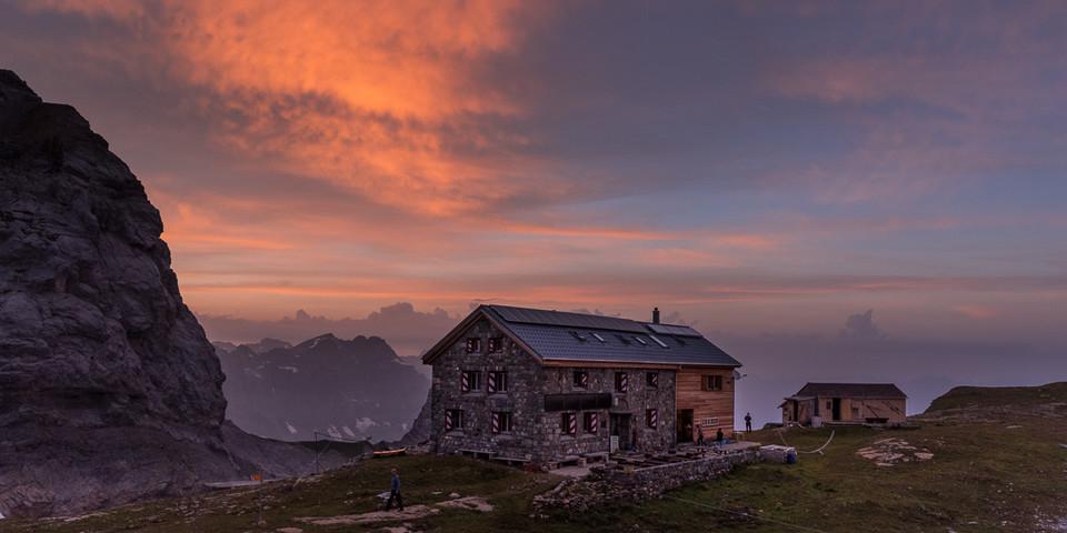 Spektakuläres Lichtspiel über der Claridenhütte – unsicheres Wetter freut den Fotografen. Foto: Ralf Gantzhorn