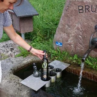 Am „Mähder-Brunnen“ in Schwarzenberg gibt es Weißwein zu verkosten, das „Gläsle“ für einen Euro.  Foto: Joachim Chwaszcza