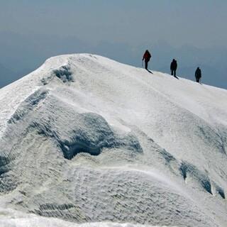 Am Gipfelgrat des Großvenedigers lag zu Wochenbeginn guter Trittschnee. Foto: DAV/ Pröttel