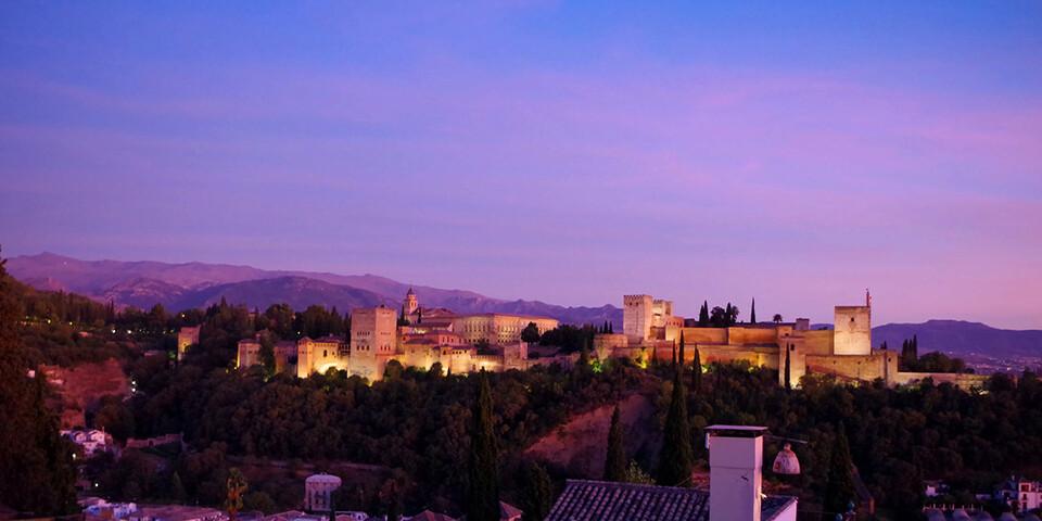 Blaue Stunde: Über Granada ist schon das Massiv des Veleta zu erkennen. Foto: Josef Schlegel