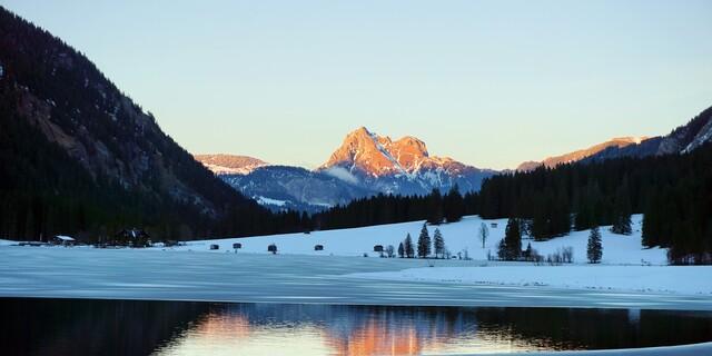 Der Vilsalpsee im Tannheimer Tal ist sommers wie winters ein lohnendes Ziel, das mit dem Augsburger Bergbus erreichbar ist. Foto: pixabay/Andreas_Schur