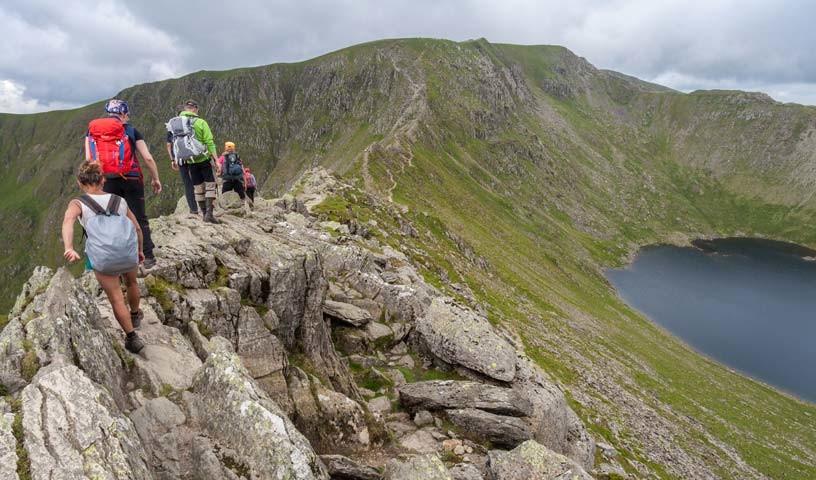 Luftiges Wandern - Unterwegs auf der Striding Edge zum Helvellyn (950 m), dem zweithöchsten Bergmassiv Englands, rechts verläuft die Swirral Edge über dem Red Tarn (718 m).
