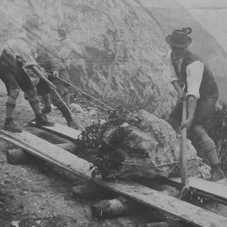 Bau des Karwendelhauses, 1906. Ein Stein wir abtransportiert. Archiv des DAV, München