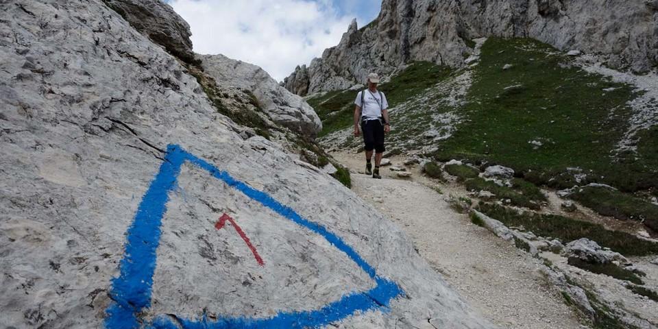 „Rote 1 in blauem Dreieck“ – auf die Markierung des Dolomiten-Höhenwegs 1 trifft man häufig in den Bergen Bellunos. Foto: Joachim Chwaszcza