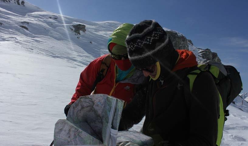 Kartenlesen - Winterfreuden: Kartenstudium im eisigen Nordföhn ist auf Skitour kein rechter Spaß.