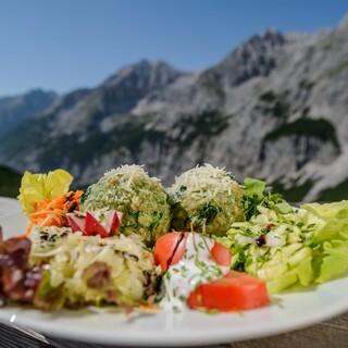 Spinatknödel mit Salat aus regionalen Produkten. Foto: DAV/Norbert Freudenthaler