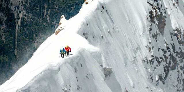 Juli - David Hefti und Roger Schäli ziehen hoch über dem Lauterbrunnental ihre Spur über den Verbindungsgrat vom Silberhorn zur 4158 Meter hohen Jungfrau. Foto: Thomas Senf