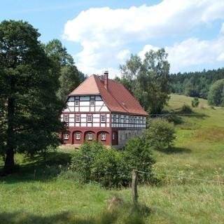 Denkmalschutz auch abseits der Alpen: Die Saupsdorfer Hütte in der Sächsischen Schweiz, ein regionaltypisches Umgebindehaus. Foto: Christian Walter