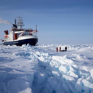 Eingeschlossen im Eis der Arktis: das Expeditionsschiff Polarstern. Foto: Michael Gutsche - michaelgutsche.com