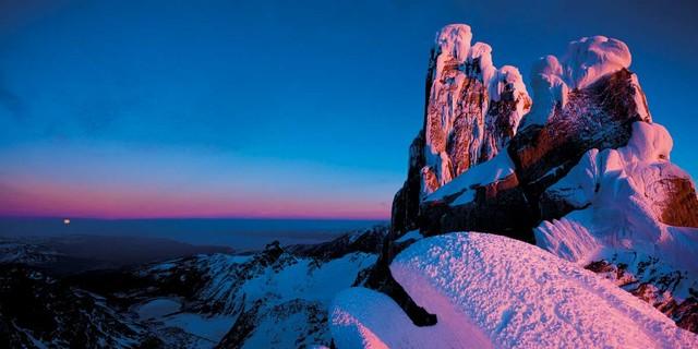 Januar: Von den letzten Sonnenstrahlen beschienen: Cerro Torre (links) und Torre Egger (rechts). Foto: Thomas Senf