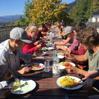 Gruppe beim Essen, Foto: JDAV/Kathrin Weber