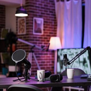 Podcast-Equipment am Schreibtisch, Foto: freepik