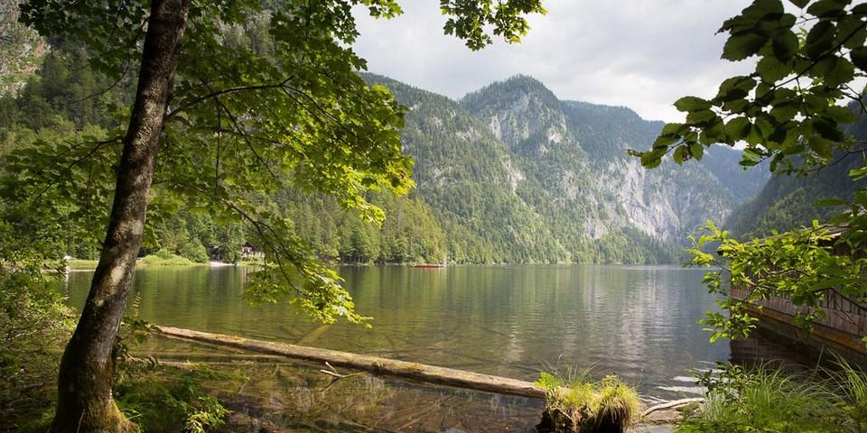 Totes Gebirge: Vor dem Start in die Märchenwelt noch eine Portion Romantik inhalieren: am Toplitzsee. Foto: Iris Kürschner