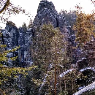 Auch die Felsen von Adersbach wirken mit der Kontrastfarbe Weiß noch wilder. Foto: Swen Geißler