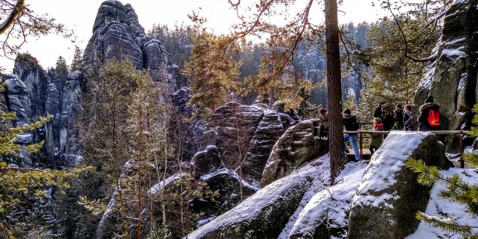 Auch die Felsen von Adersbach wirken mit der Kontrastfarbe Weiß noch wilder. Foto: Swen Geißler