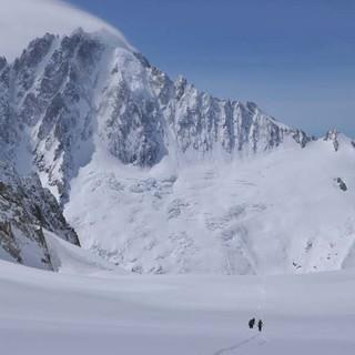 Was für ein Berg: Rückblick zur Aiguille Verte vom Col du Chardonnet, Foto: Stefan Herbke