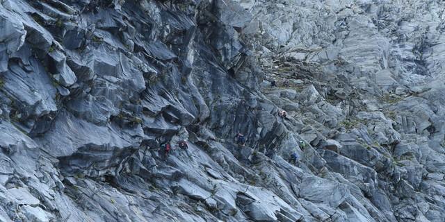 Teile des Klettersteigs in die Gamsscharte verlaufen unter einem Überhang. Foto: Stefan Herbke