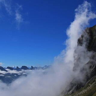 Besser als Kino: Wolkenfetzen aus dem Toggenburg brodeln zwischen Churfirsten und Alpstein. Über allem thront im Hintergrund der Tödi. Foto: Silvia Schmid
