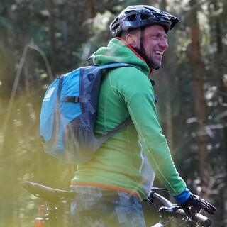 Der Bayerische Staatsminister für Umwelt und Verbraucherschutz Thorsten Glauber auf dem Mountainbike. Foto: DAV/Markus Grübl