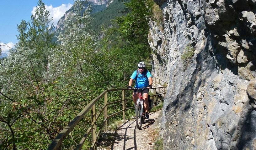 Am Lago Santa Croce - Vor dem Lago Santa Croce führt die Radroute spannend einer Felswand entlang.