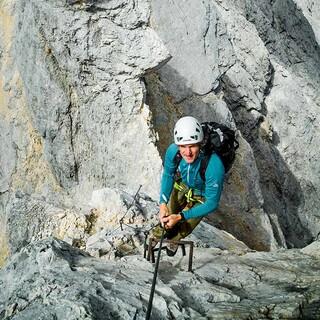 Knapp 30 m hoher, fast senkrechter Aufschwung kurz vor der Vollkarspitze - die schwierigste Klettersteig-Passage am Jubiläumsgrat, Foto: DAV/Hans Herbig