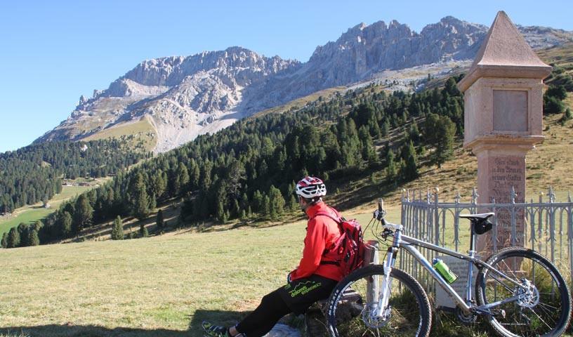 Val di Fiemme-2©Traian Grigorian - Beschauliche Pause an einem Bildstock am Reiterjoch vor Latemar-Panorama.


  Foto: Traian Grigorian