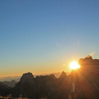Goldener Morgen am Rotsteinpass. Nur noch kurz steht der Altmann der Sonne etwas im Weg. Foto: Silvia Schmid