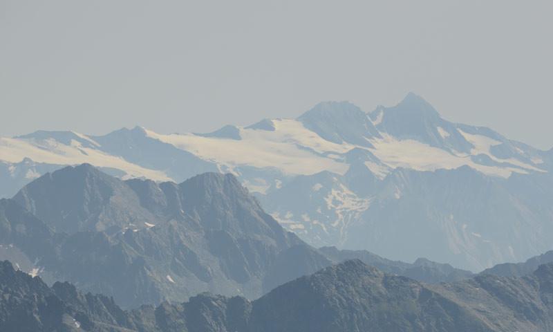 Blick zum Großglockner - Perspektive: Vom Almerhorn aus erscheint der Großglockner fast in Reichweite; rechts im Profil der Stüdlgrat.