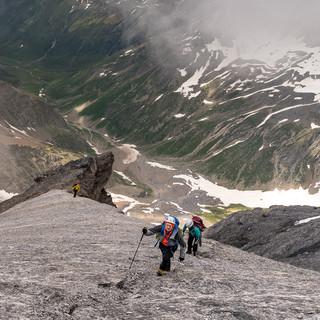 Jetzt ist es nicht mehr weit zum Gipfel am Tödi Südwestgrat – dafür liegt der Talboden tief unten. Foto: Ralf Gantzhorn