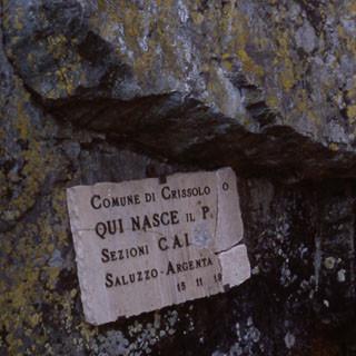 Po-Quelle - "Hier entspringt der Po" steht auf dem Felsen in 2000 Meter Höhe. Politiker der Lega Nord lassen sich hier besonders gerne fotographieren...