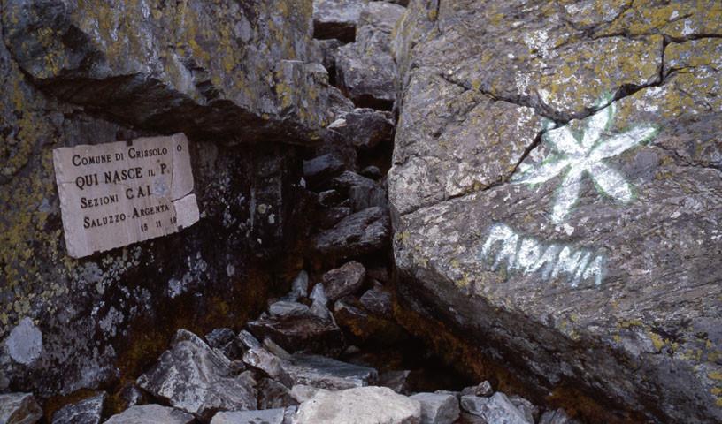 Po-Quelle - "Hier entspringt der Po" steht auf dem Felsen in 2000 Meter Höhe. Politiker der Lega Nord lassen sich hier besonders gerne fotographieren...