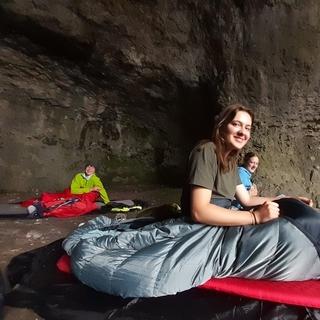 Jugendliche in Felshöhle im Schlafsack. Foto: JDAV Fulda/ Anke Vogt