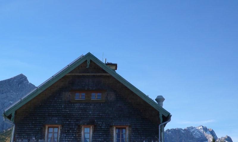 Ecken und Spitzen wohin man schaut: das Kreuzeckhaus vor Alp- und Zugspitze