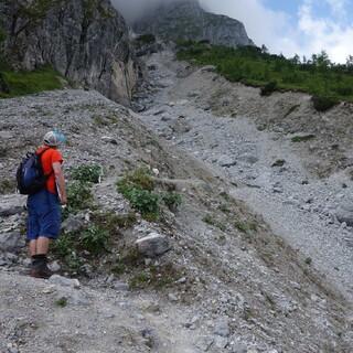 Wegen Erosion aufwendig zu erhaltender Wanderweg durch eine Schotterrinne. Foto: Florian Albrecht, Universität Salzburg