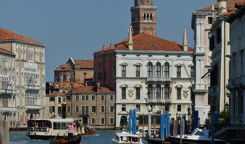 Venedig - Geschafft: Auf den Wasserstraßen von Venedig hat das Rad Zwangspause.