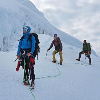 Internationale Seilschaft auf dem Weg zum Gipfel, Foto: Stephan Weinbruch