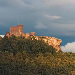 Willkommen in der Pfalz! Burg Trifels beherbergte einst die Reichskrone, uns interessiert eher Felsiges. Foto: Christian Pfanzelt