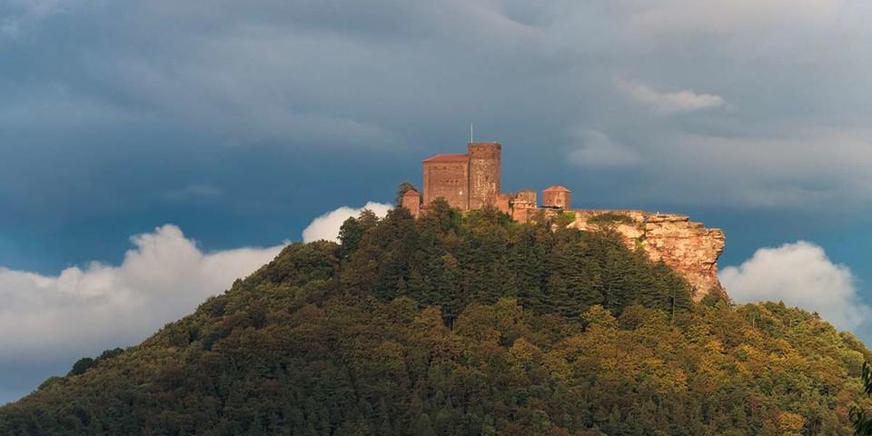 Willkommen in der Pfalz! Burg Trifels beherbergte einst die Reichskrone, uns interessiert eher Felsiges. Foto: Christian Pfanzelt