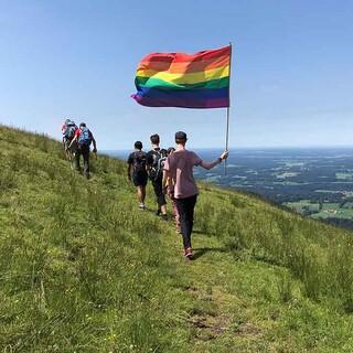 Mit der Regenbogenflagge in den Bergen, Foto: Lukas Reußner