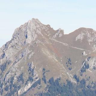 Vom Neunerköpfle oberhalb des Tannheimer Tales hat man die Südseite des Aggenstein mit der Bad Kissinger Hütte (am Fuß der rechten Felswand gelegen) im Blick. Foto: Gaby Funk