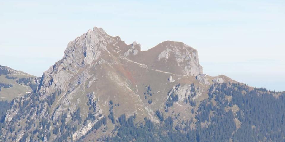 Vom Neunerköpfle oberhalb des Tannheimer Tales hat man die Südseite des Aggenstein mit der Bad Kissinger Hütte (am Fuß der rechten Felswand gelegen) im Blick. Foto: Gaby Funk