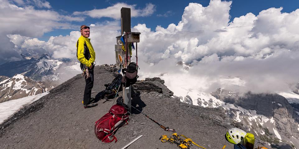 Auf dem höchsten Spitz vom Glarner Land – doch auch der Abstieg vom Tödi ist noch Arbeit. Foto: Ralf Gantzhorn