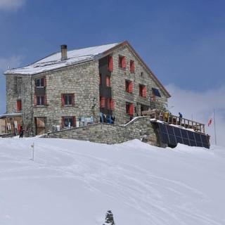 Ein Heim für Bergsteiger: Die Cabane des Dix bietet reichlich Skitourenziele. Foto: Stefan Herbke