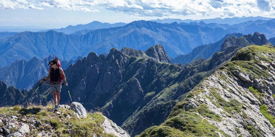Beim Abstieg am Westgrat der Cima della Laurasca heißt es achtgeben, Aussicht später genießen. Foto: Stefan Neuhauser
