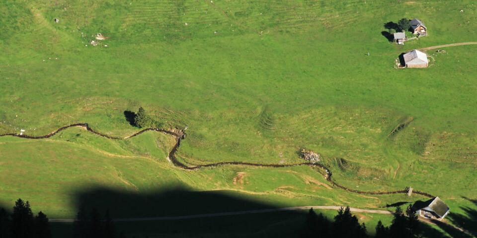 Tiefblick vom Geologenweg zwischen Staubern und Saxerlücke auf das malerische Almgebiet beim Sämtisersee. Foto: Silvia Schmid