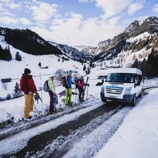 Der Schneetourenbus bedient attraktive Tourenziele im Winter. Foto: Hugo Vincent