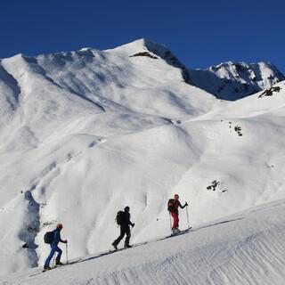 Von höher gelegenen Ausgangspunkten aus liegt immer noch genug Schnee für Skitouren. Foto: DAV/Pröttel