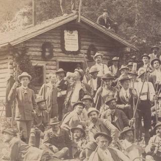 Feier vor der Angerhütte, der späteren Reintalangerhütte, anlässlich einer Besteigung der Zugspitze zur Eröffnung des Schlafhauses der Knorrhütte, 1892. Archiv des DAV, München